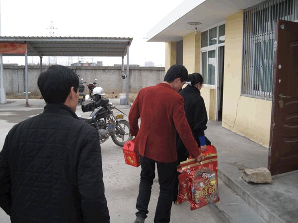 年前企業(yè)領導上門慰問員工